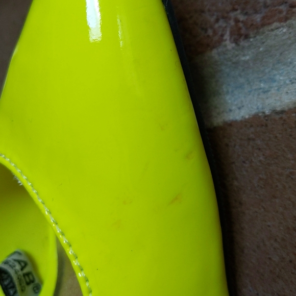 Mossimo Highlighter Yellow Pumps - Picture 6 of 6